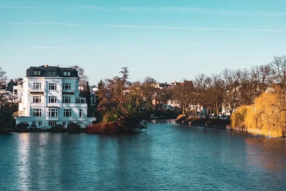 Schöne Aussicht auf elegante Häuser am Kanal in Hamburg, Deutschland, an einem sonnigen Tag.