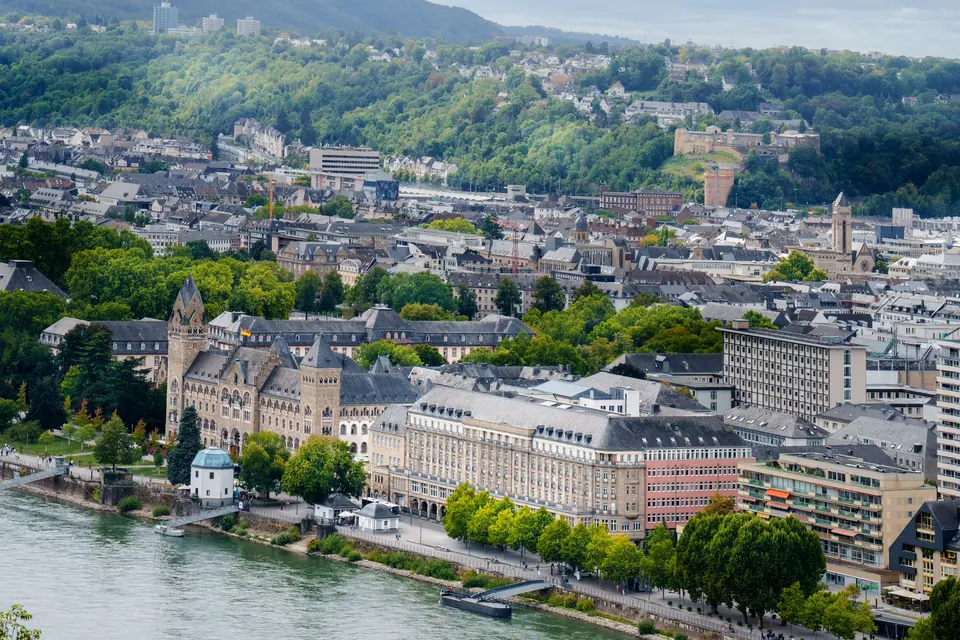 Entdecken Sie die landschaftliche Schönheit von Koblenz, Deutschland, aus der Vogelperspektive, mit dem majestätischen Rhein.