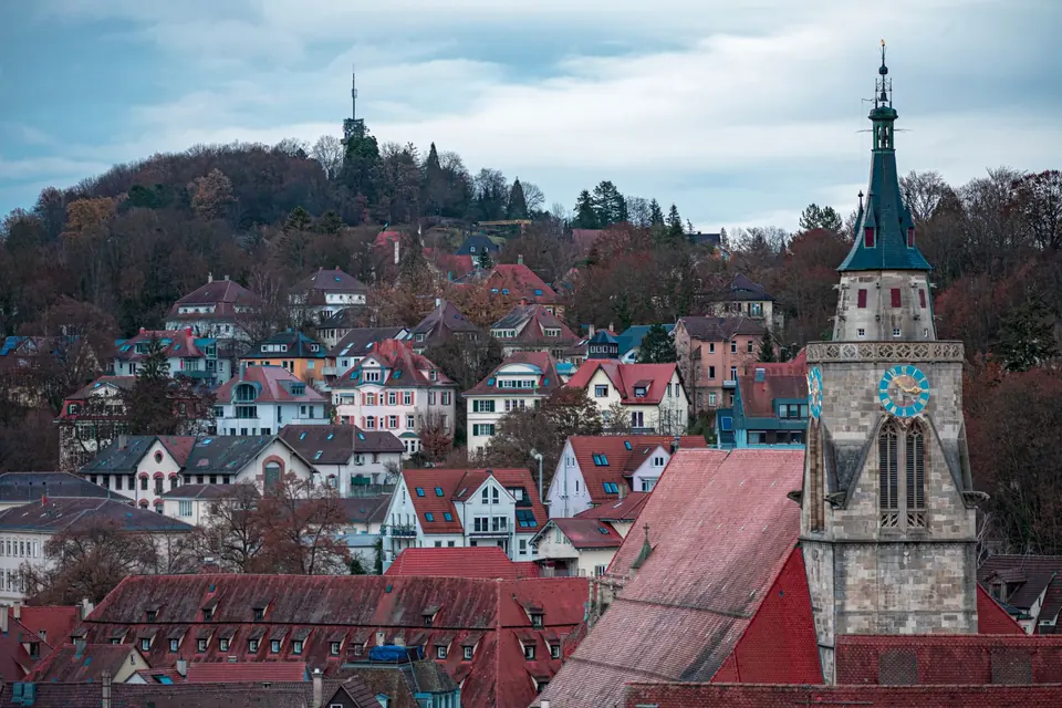 Luftaufnahme von Tübingen, die die St. Georgs Kirche zwischen charmanten Dächern zeigt.