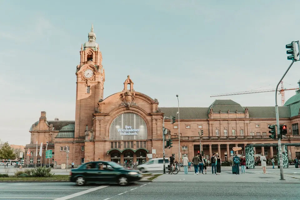 Blick auf den historischen Bahnhof von Wiesbaden mit dem Uhrturm, der das klassische architektonische Design präsentiert.